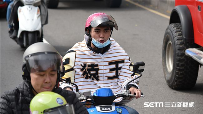 ▲桃猿封王遊行熱情球迷（圖／記者王怡翔攝）