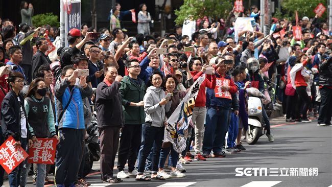▲桃猿封王遊行熱情球迷（圖／記者王怡翔攝）