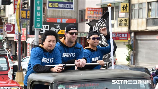 ▲桃猿封王遊行史博威。（圖／記者王怡翔攝）
