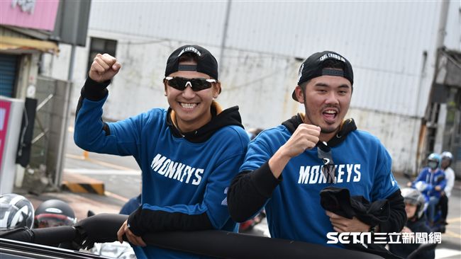 ▲桃猿封王遊行陳禹勳、郭嚴文。（圖／記者王怡翔攝）