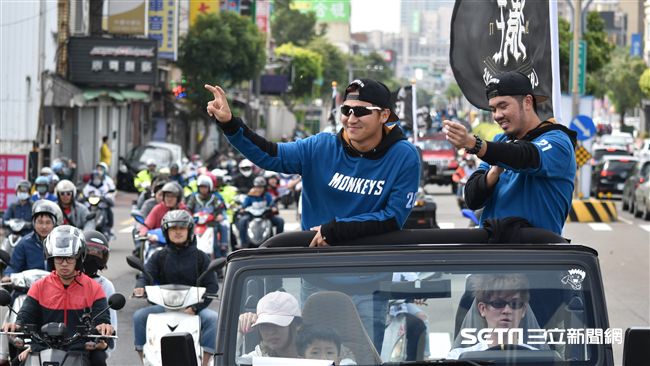 ▲桃猿封王遊行陳禹勳、郭嚴文。（圖／記者王怡翔攝）