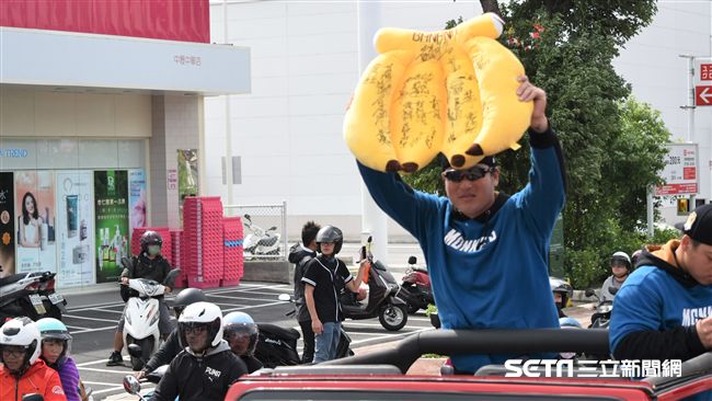 ▲桃猿封王遊行林泓育。（圖／記者王怡翔攝）