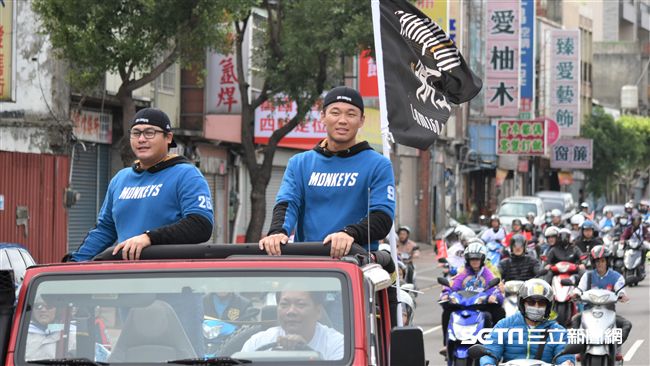 ▲桃猿封王遊行楊岱均、王柏融。（圖／記者王怡翔攝）