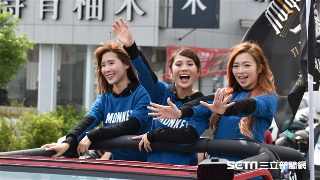 ▲桃猿封王遊行Lamigirls。（圖／記者王怡翔攝）