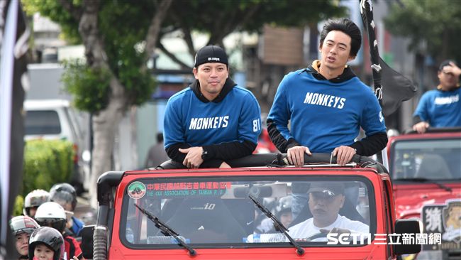 ▲桃猿封王遊行林柏佑、王溢正。（圖／記者王怡翔攝）