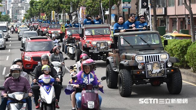 ▲桃猿封王遊行熱情球迷（圖／記者王怡翔攝）