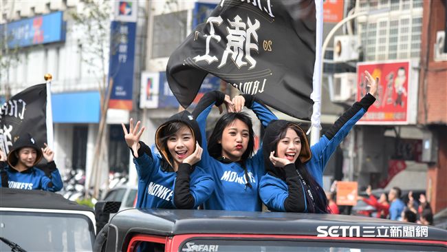 ▲桃猿封王遊行Lamigirls。（圖／記者王怡翔攝）