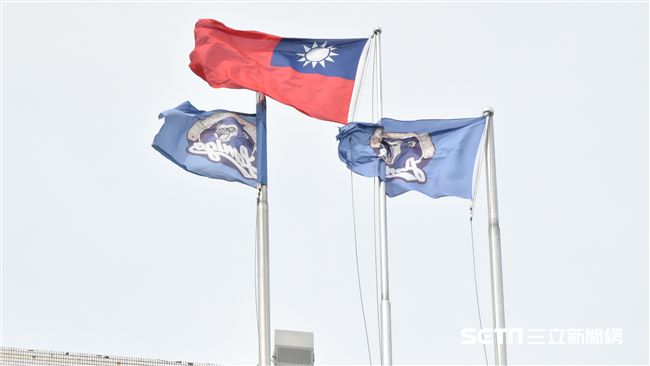 ▲桃猿封王遊行市政府升上球隊旗。（圖／記者王怡翔攝）