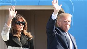 川普抵達日本　亞洲行首站登場美國總統川普5日搭乘空軍一號總統專機抵達日本後，與第一夫人梅蘭妮亞步出機外揮手致意。（共同社提供）中央社  106年11月5日