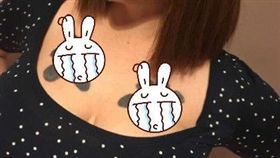 英國萊斯特有一名18歲女子史密斯（Adele Smith）為了紀念愛犬，在自己的胸部刺上狗狗腳印，不料男人看到都不喜歡，讓史密斯後悔直呼，「交不到男朋友！」（圖／翻攝自每日郵報）