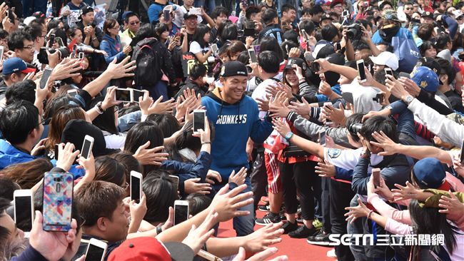 ▲桃猿封王遊行王柏融。（圖／記者王怡翔攝）