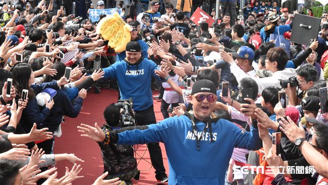 ▲桃猿封王遊行　。（圖／記者王怡翔攝）