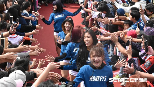 ▲桃猿封王遊行Lamigirls。（圖／記者王怡翔攝）