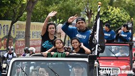 ▲桃猿封王遊行賽格威一家人（圖／記者王怡翔攝）