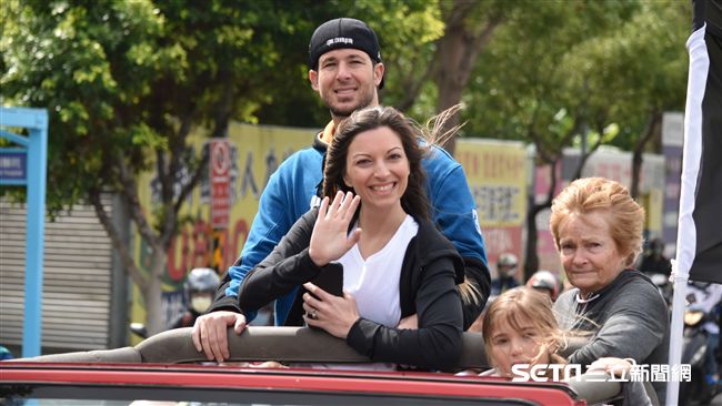 ▲桃猿封王遊行道恩斯一家人。（圖／記者王怡翔攝）