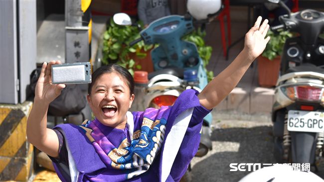 ▲桃猿封王遊行球迷熱情迎接。（圖／記者王怡翔攝）