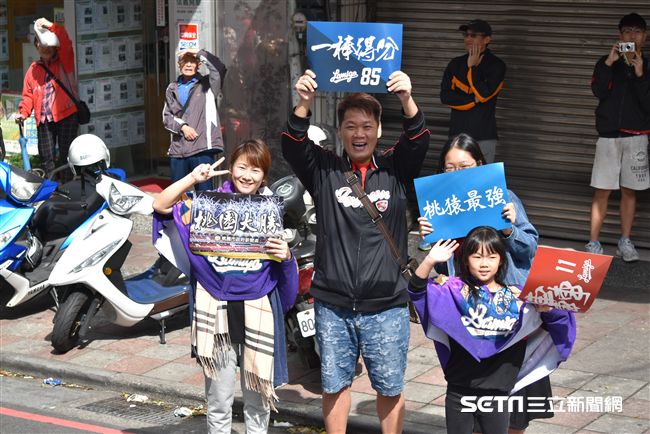 ▲桃猿封王遊行球迷熱情迎接。（圖／記者王怡翔攝）