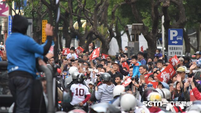▲桃猿封王遊行球迷熱情迎接。（圖／記者王怡翔攝）