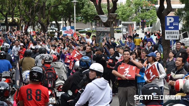 ▲桃猿封王遊行球迷熱情迎接。（圖／記者王怡翔攝）
