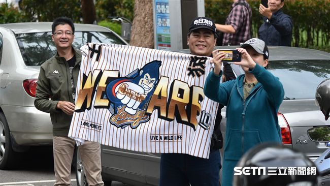▲桃猿封王遊行球迷熱情迎接。（圖／記者王怡翔攝）