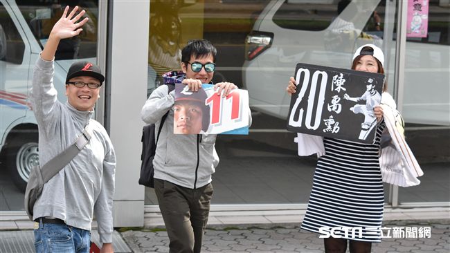 ▲桃猿封王遊行球迷熱情迎接。（圖／記者王怡翔攝）