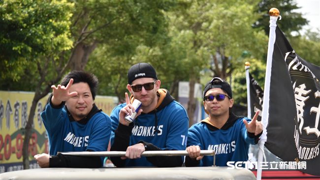 ▲桃猿封王遊行史博威。（圖／記者王怡翔攝）