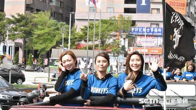 ▲桃猿封王遊行Lamigirls。（圖／記者王怡翔攝）