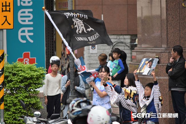 ▲桃猿封王遊行球迷熱情迎接。（圖／記者王怡翔攝）