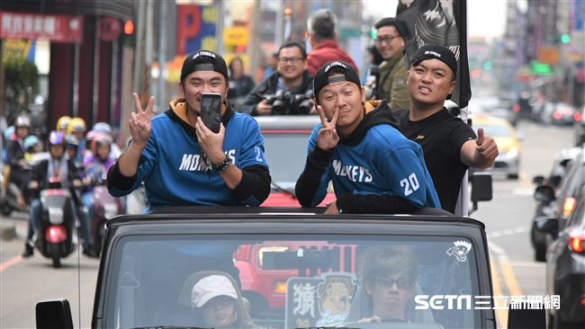 ▲桃猿封王遊行郭嚴文陳禹勳。（圖／記者王怡翔攝）