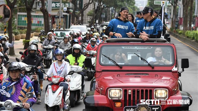 ▲桃猿封王遊行球迷熱情迎接。（圖／記者王怡翔攝）