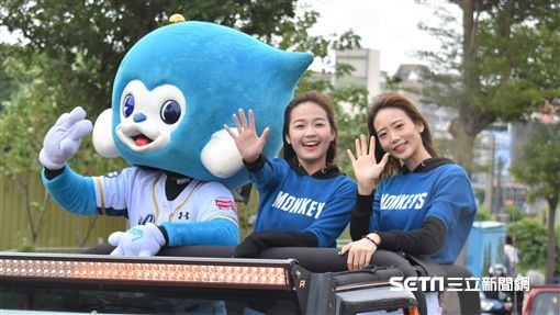 ▲桃猿封王遊行Lamigirls。（圖／記者王怡翔攝）