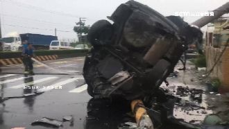 轎車被撞飛再撞電桿如爛泥　駕駛不治