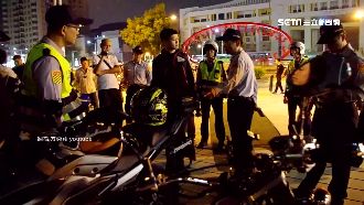 警阻繞圈爆口角　民眾反拍遭帶回警局