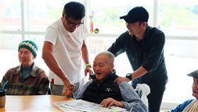 李宗盛石頭與門諾醫院壽豐護理之家的老人互動（圖／相信音樂提供）