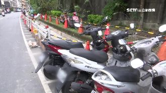 騎士貪方便！整排機車橫停汽車格內