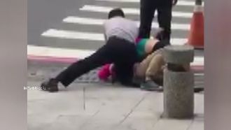 不滿違停被拖吊　母子咆哮毆警遭壓制
