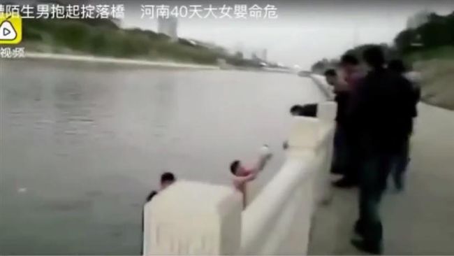 婦帶滿月女嬰外出　遭陌生男狠搶扔河