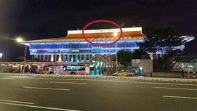 北車國旗倒掛。（圖／翻攝自爆料公社臉書）