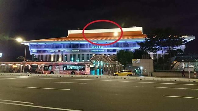 淪陷了？台北車站驚見國旗「倒掛」