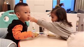 賈靜雯,修杰楷,徐若瑄,咘咘,Dalton,小V寶,兒子,女兒,餵食,牛郎,織女（圖／翻攝自賈靜雯臉書）