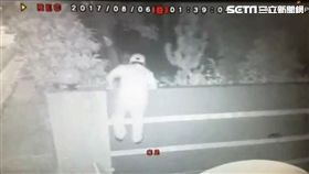 陳男潛入內湖豪宅區行竊，得手10萬元的金元寶及蘋果產品一批，警方獲報循線追查，進而前往桃園龜山逮人，並搜出安非他命吸食器，訊後依毒品及竊盜罪送辦（翻攝畫面）