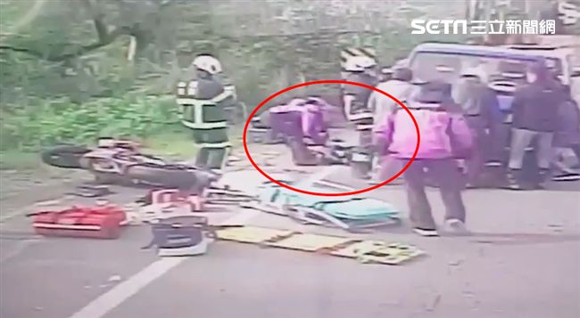 跟死神搶人！警消徒手搬高貨車搶救他