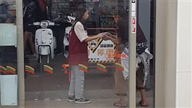 小七,7-11,遊民,沸水,超商,便利商店,冰塊,店員
（圖／翻攝自爆廢公社）