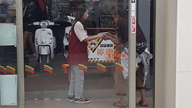 遊民要水喝　她這樣做被封最美店員！