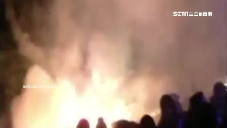 煙火變炸彈！群眾尖叫奔逃踩踏小孩