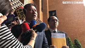 遠東航空營運長曾金池(左)，到台北地檢署控告3名前空服員加重誹謗罪。潘千詩攝