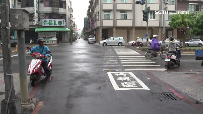 只能停一輛車…　迷你待轉區考驗技術