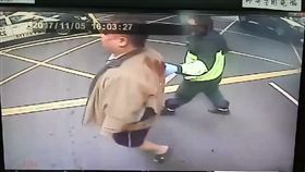 醫護人員護送羅南進到光明派出所。（圖／翻攝畫面）