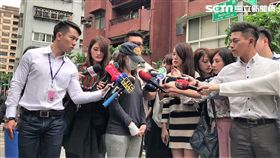 詹姓空姐兩度遭惡煞潑糞及瀝青，遂在市議員童仲彥陪同下開記者會，指控警方在第一次報案時吃案又要他們自己調監視器（楊忠翰攝）