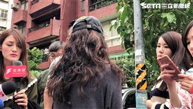 詹姓空姐兩度遭惡煞潑糞及瀝青，遂在市議員童仲彥陪同下開記者會，指控警方在第一次報案時吃案又要他們自己調監視器（楊忠翰攝）